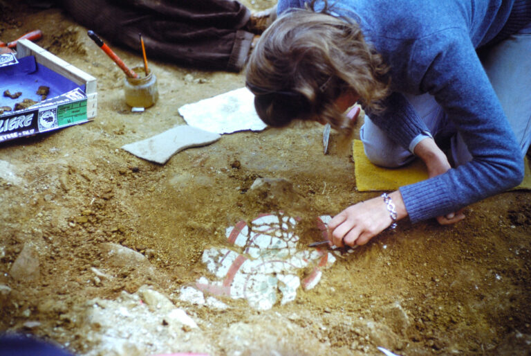 Avec Thérèse Zeyer, la minutie était au rendez-vous. La peinture qu’elle découvre appartenait au plafond d’une pièce (zone ouest, 1988).