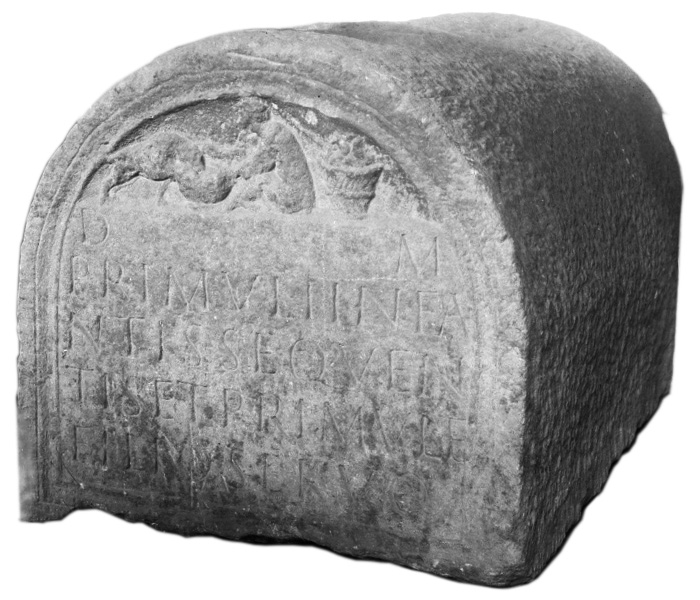 Cette inscription funéraire du IIe siècle est dédiée par Sequentis et Primula, esclaves, à leur enfant Primulus, esclave également. On voit en partie haute un enfant assis, vêtu d'une tunique, ainsi qu’un petit chien, la tête dans un récipient, qu'il caresse de la main droite. Derrière l'enfant, un jouet et une corbeille de fruits (Musée de Trèves, Allemagne, cl. base Sculpturo).
