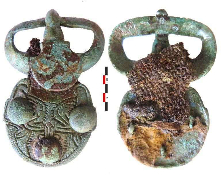 Grâce à cette empreinte, les archéologues peuvent reconnaître le type de tissage, l’épaisseur et parfois même la matière (lin, laine…).